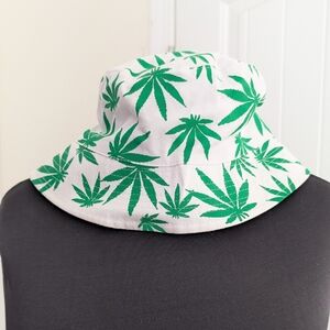🩷 5/$25 - Green Leaf Print Bucket Hat